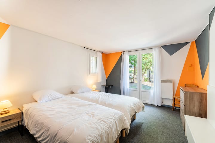 Spavaća soba s bračnim krevetima od 90 cm, 2 noćna ormarića, 1 stolica, 1 komoda 