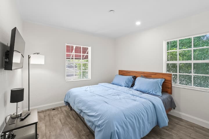 Prime Location | Walk To Bars & Restaurants | 2br - Tampa, FL