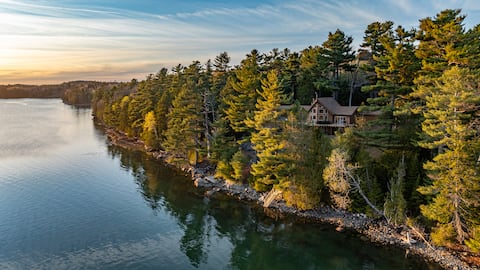 Luxe Oceanfront Chalet- Hot tub, Game Room, Arcade