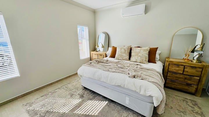 Главна спалня, просторна с климатик и самостоятелна баня.