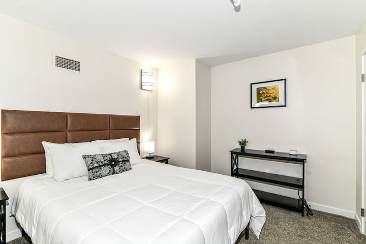 ห้องนอนชั้นล่างมีที่นอนควีนไซส์เนคทาร์คุณภาพสูงเพื่อการนอนหลับที่ดีหลังจากสำรวจอินดี้ และห้องน้ำสำหรับผู้เข้าพักอยู่ห่างออกไปเพียงไม่กี่ก้าว