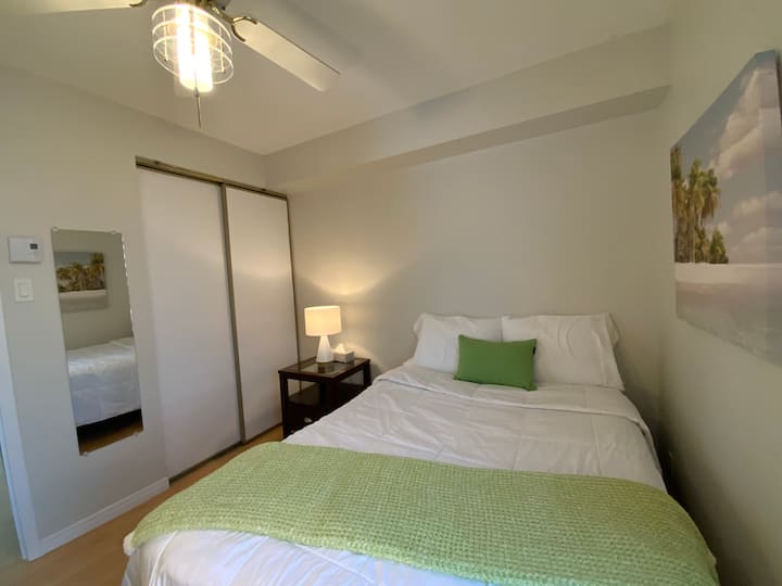 Cama grande con colchón nuevo muy cómodo.