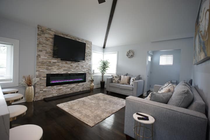 A Quaint Coastal Luxury Getaway. - Gary, IN