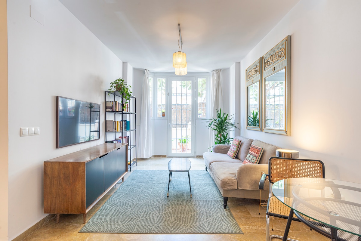 Popular Airbnb listing: House in the city center with terrace and patio in Conde De Ureña