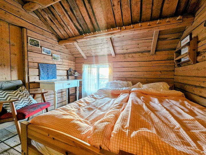 Západná izba: manželská posteľ široká 180 cm, ktorú možno v prípade potreby rozdeliť na dve samostatné postele 90 cm.