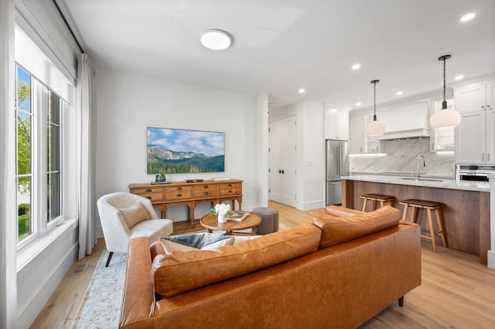 Modern Charm: A Luxe 2 Bedroom - Mississauga