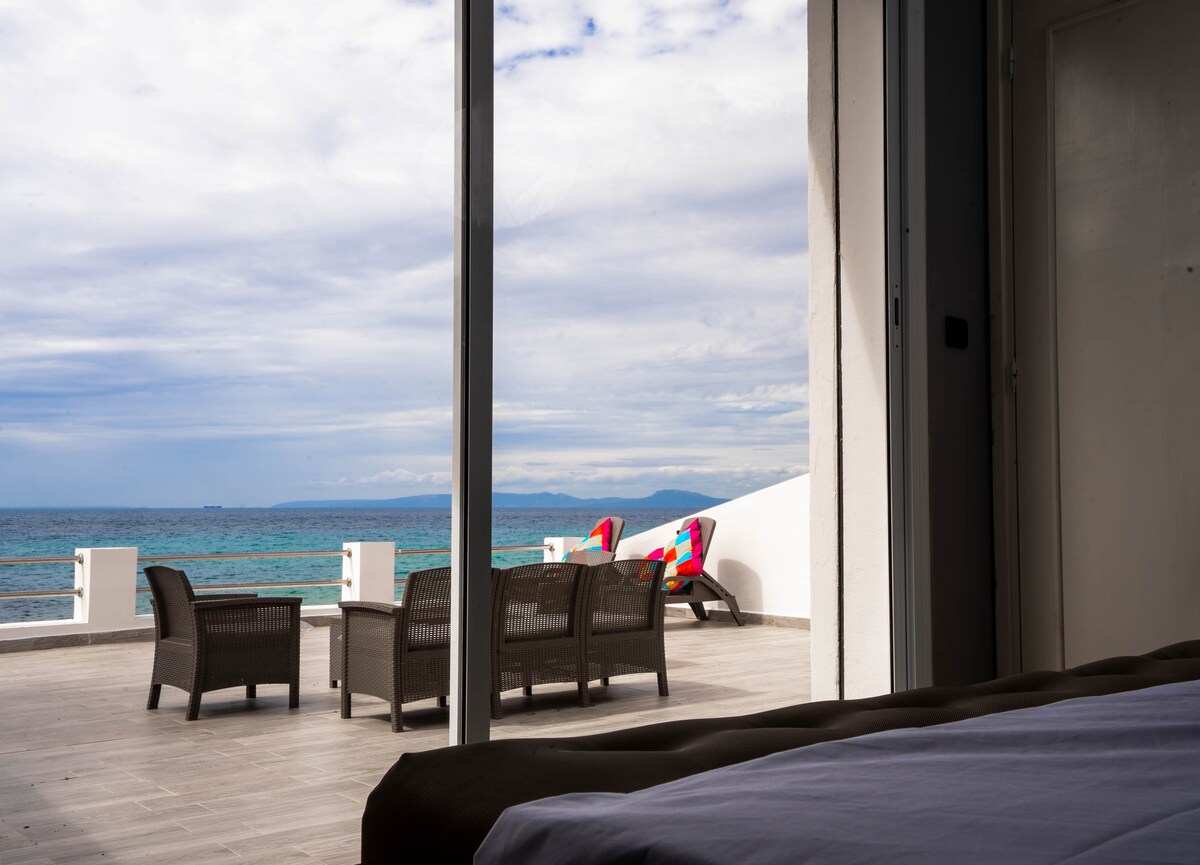 Zobuďte sa pri čistej vode Playa Blanca, priamo pri pláži a s vlastným výhľadom.