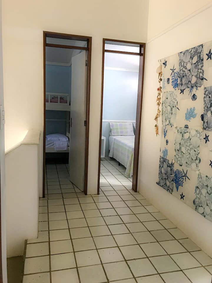 שני חדרי שינה המשקיפים על החניה - קומה 1.