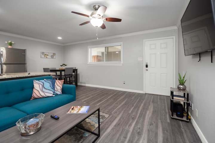 Cozy 1BR Near Uptown Dallas | Free Gated Parking - Apartments for