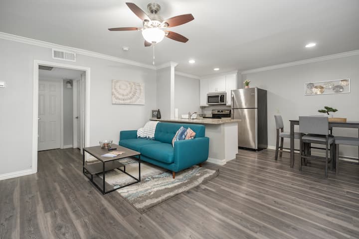 Cozy 1br Near Uptown Dallas | Free Gated Parking - Dallas, TX