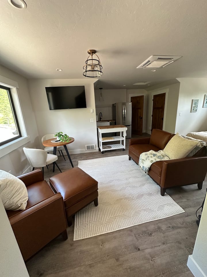 Whispering Pines Studio - Flat Lake, MT
