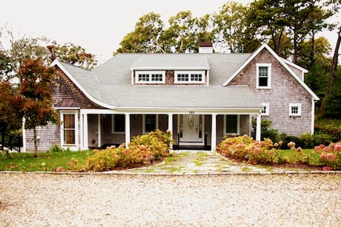 Spectacular beach & pool combo; beautiful sunsets!