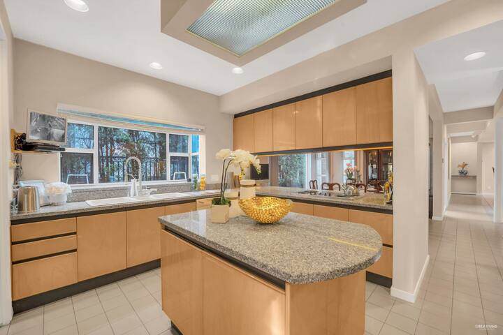 Private Spacious Vancouver Home Near Airport/DT gallery image 4