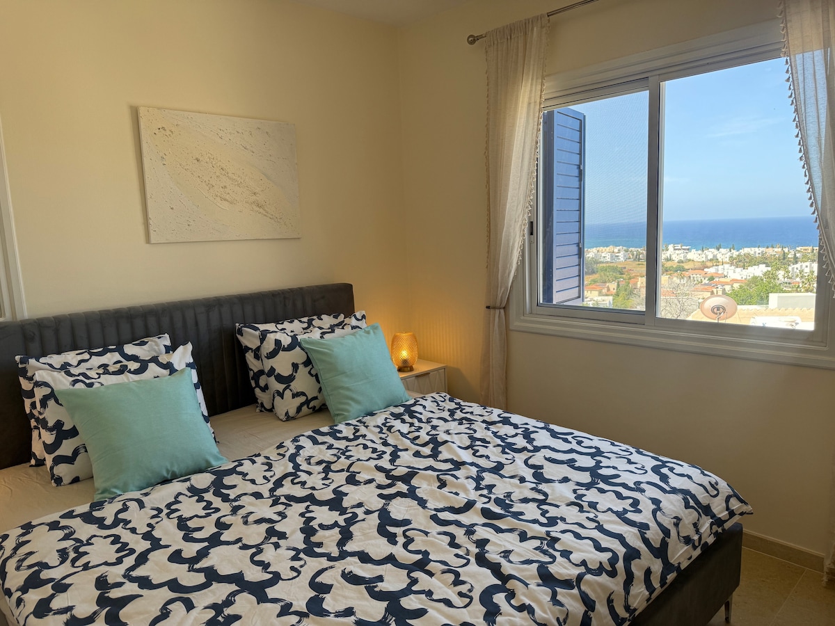 ห้องนอนซูเปอร์คิง (180 x 200 ซม.) มีที่นอนคุณภาพสูงใหม่ มีหมอนให้เลือกสำหรับทุกคน และวิวทะเลกว้างไกล