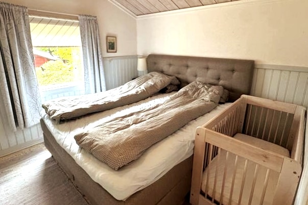 Slaapkamer in de hoofdcabine. Groot tweepersoonsbed en kinderbed