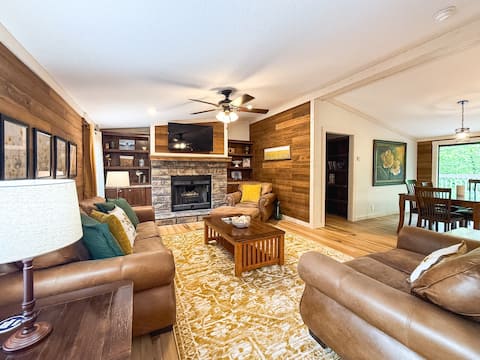 Large Cabin With Hot Tub in the Heart of Shawnee!