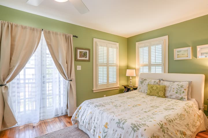 Примарна спална соба со брачен кревет, телевизор, гардеробер, балкон и сопствена бања. 