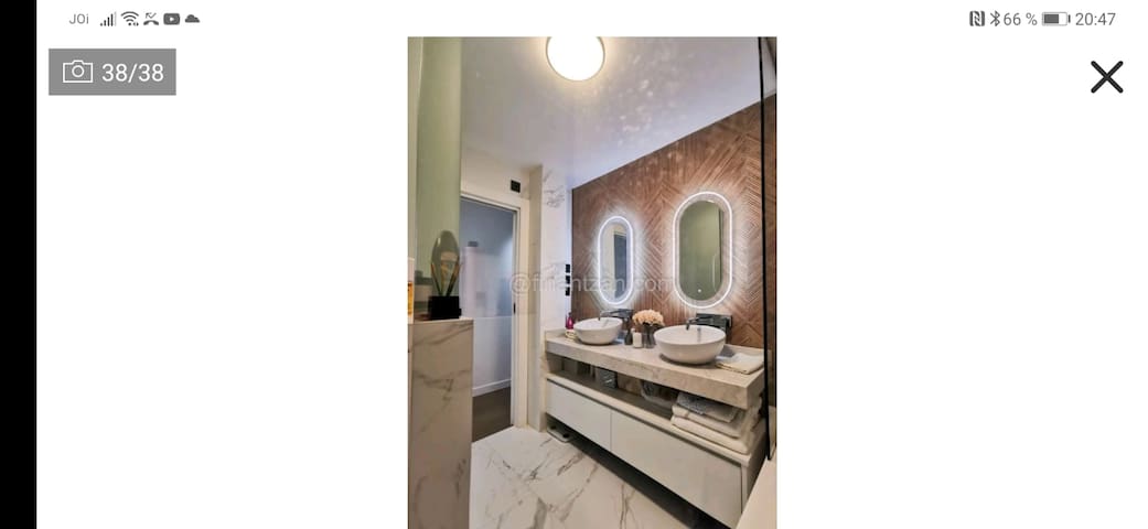 Cerca del tren y muy amplia