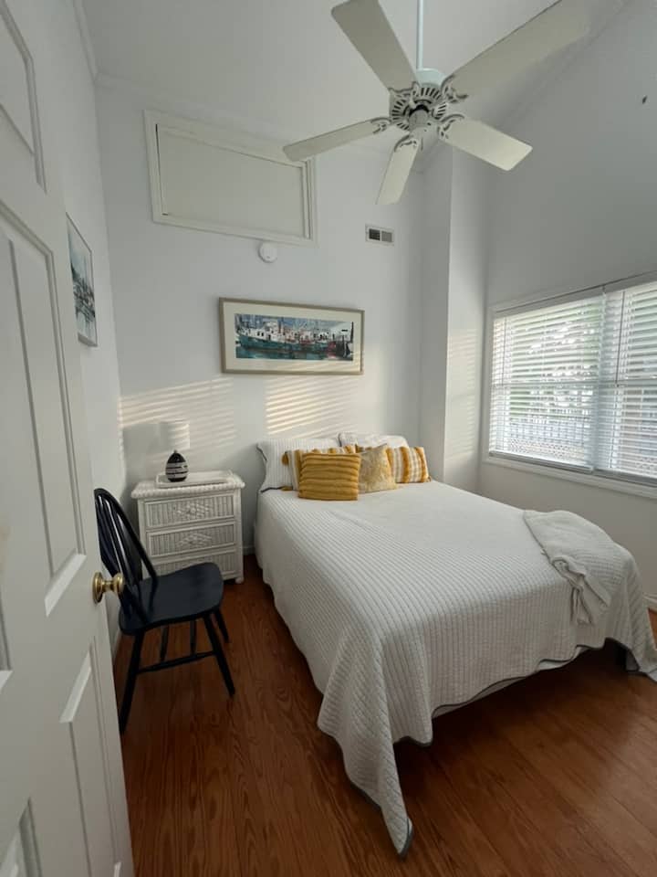 Segundo dormitorio con cama queen.