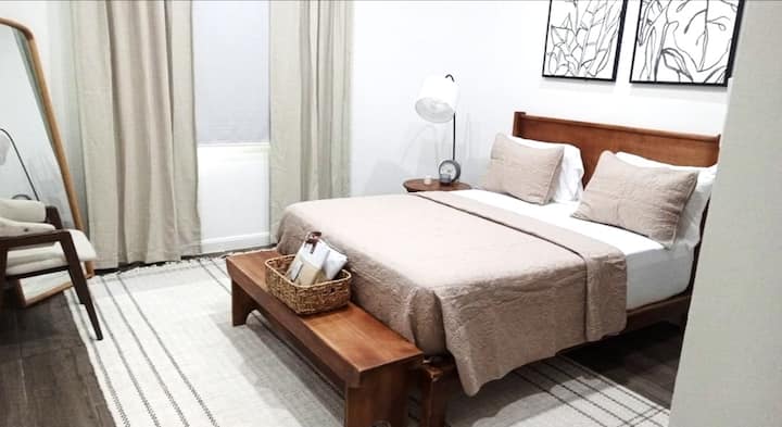 Нашият апартамент с двойно легло разполага с едно двойно легло, самостоятелна баня, климатик, гардероб, мини хладилник и смарт телевизор за удобен престой.
Насладете се на безплатно кафе, чай, вода и достъп до нашата машина за лед.