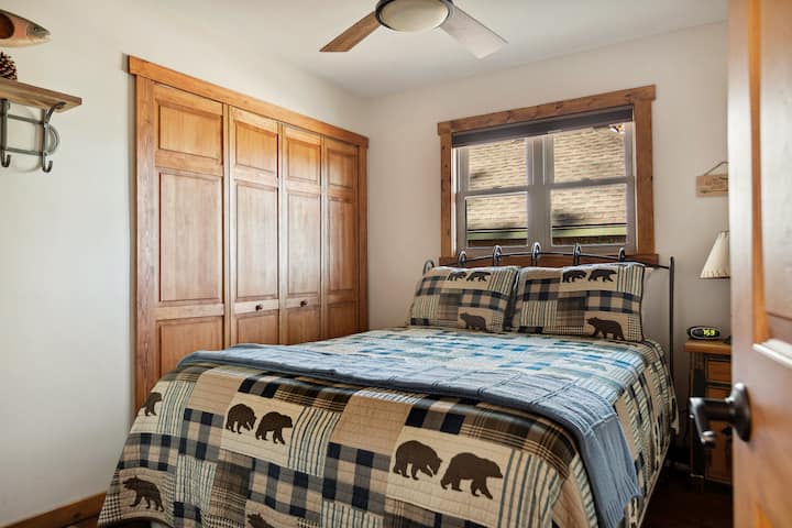 Udobnost bračnog kreveta u mirnom okruženju.