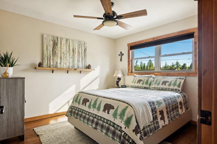 Prostrana glavna spavaća soba s bračnim krevetom i pametnim televizorom.