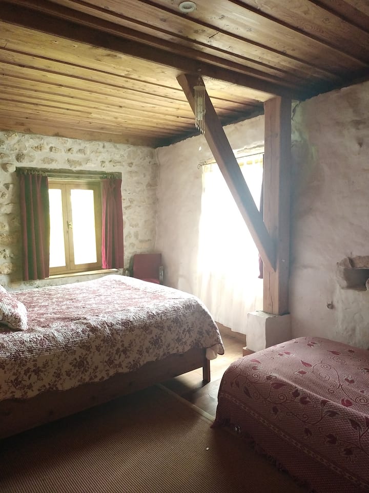 двойна спалня на приземния етаж, легло 160 см и единично легло 90 см