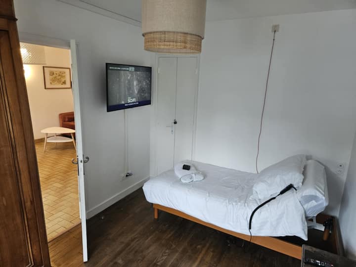 En la planta baja, habitación equipada con una cama eléctrica individual con mando a distancia para que pueda instalarse cómodamente.
Habitación situada justo al entrar,  adaptada para una persona con discapacidad. TV conectada 