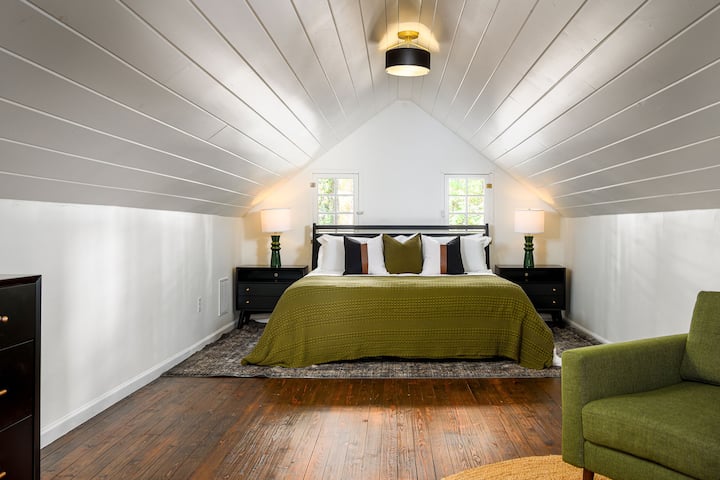 Upozorňujeme, že kvôli šikmému stropu NIE je k dispozícii skriňa na zavesenie oblečenia. V prípade potreby je v práčovni malý vešiak na oblečenie. Do kúpeľne sa tiež dostanete po schodoch.