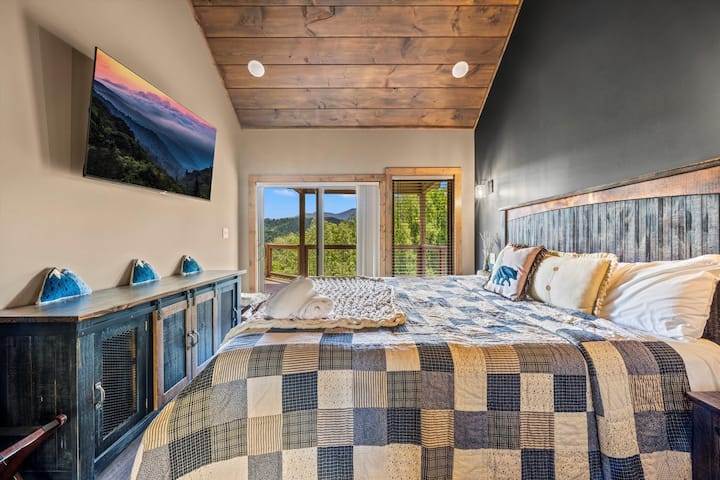 Ძირითადი დონის დიდი ზომის საძინებელში არის სმარტ-ტელევიზორი, კარადა, ლუქს-კლასის სააბაზანო და ცალკე აივანი.