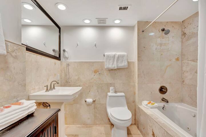 Ocean Front 2-bedroom Suite gallery image 3