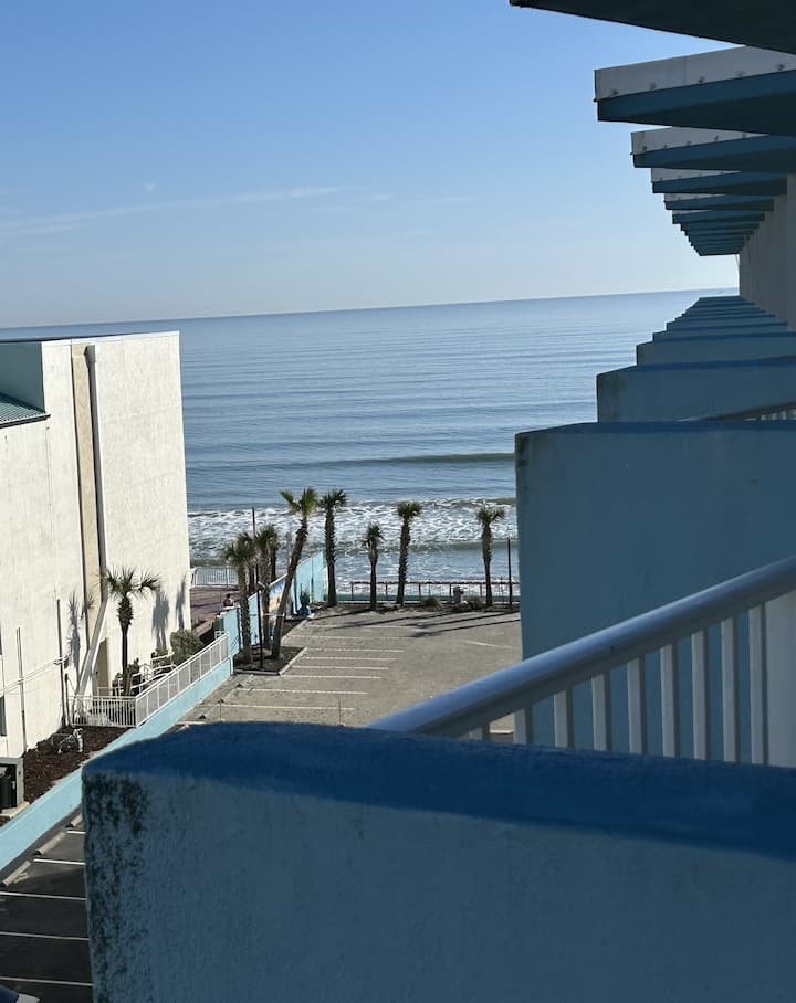 Beach Condo W/ Pool & Tiki Bar! - Daytona Beach, FL