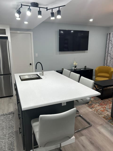 Modern Cottage by Golf Course–Family-Friendly Stay