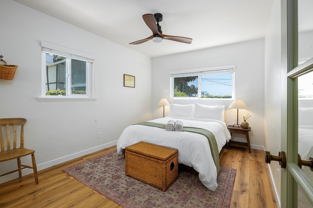 تضمن مروحة السقف الراحة، بينما تضيف الطاولة بجانب السرير المزودة بمصابيح وعناصر زخرفية وظائف وسحرًا. 