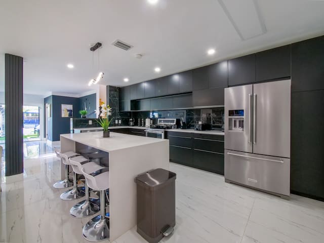 Luxury 5BR/4BATH with Pool/Grill/Fire Pit/Parking gallery image 5