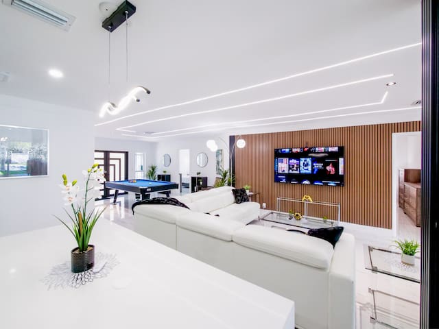 Luxury 5BR/4BATH with Pool/Grill/Fire Pit/Parking