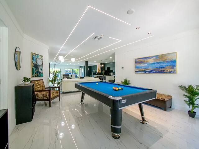 Luxury 5BR/4BATH with Pool/Grill/Fire Pit/Parking gallery image 2