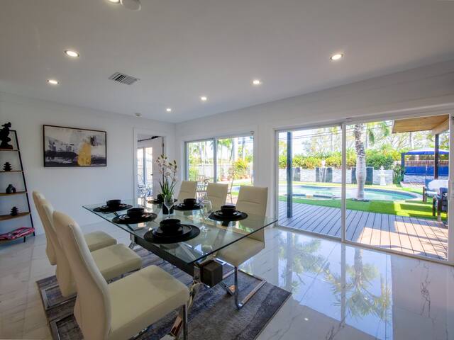 Luxury 5BR/4BATH with Pool/Grill/Fire Pit/Parking gallery image 3