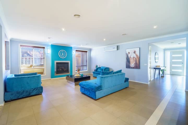 Modern 4br Family Home In Tarneit Spacious Retreat - Werribee
