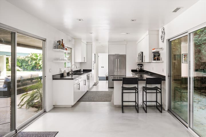 Classic MidCentury Modern +Pool in the Heart of LA gallery image 3