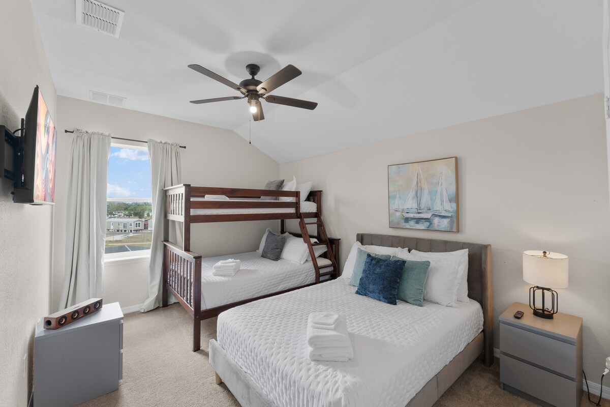  غرفة نوم رقم 5 مع سرير كوين، سرير كامل وسريرين مفردين #دافنبورت #أورلاندو #ديزني #يونيفرسال #سيتي ووك #ليغولاند #إقامة قصيرة #إقامة طويلة