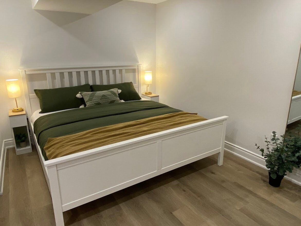 Ძალიან კომფორტული საწოლი დიდი ზომის ორი მაგიდის სანათით, თითოეული მათგანი გთავაზობთ სტანდარტულ USB და C ტიპის დამუხტვის სლოტს, რომელიც განკუთვნილია თქვენი კომფორტისთვის. 

Კედელზე მიმაგრებული სრულმეტრაჟიანი სარკე იდეალურია თქვენი ეკიპირების შესამოწმებლად. იქვეა კალათა პირველადი საჭიროების ნივთებისთვის.