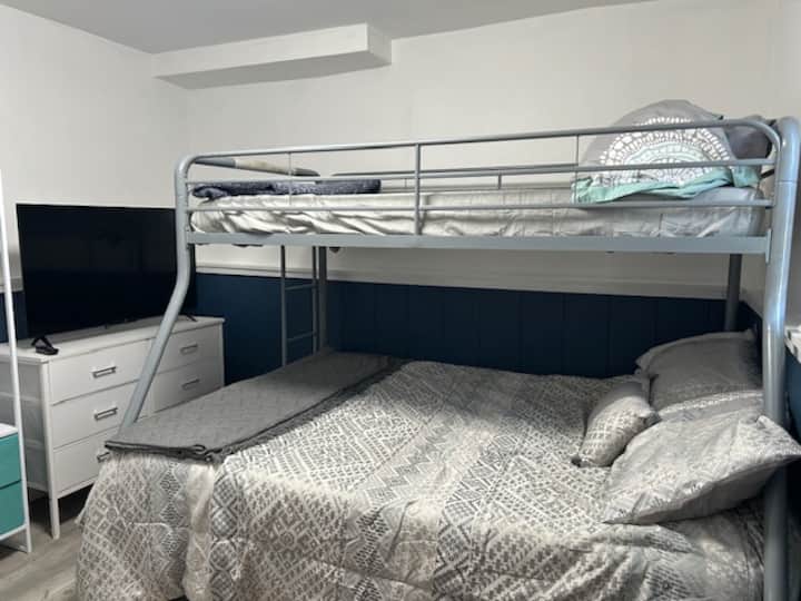 تلفزيون ذكي ومكان لتخزين الملابس