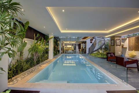 8BR Villa w/Pool near Pub Street