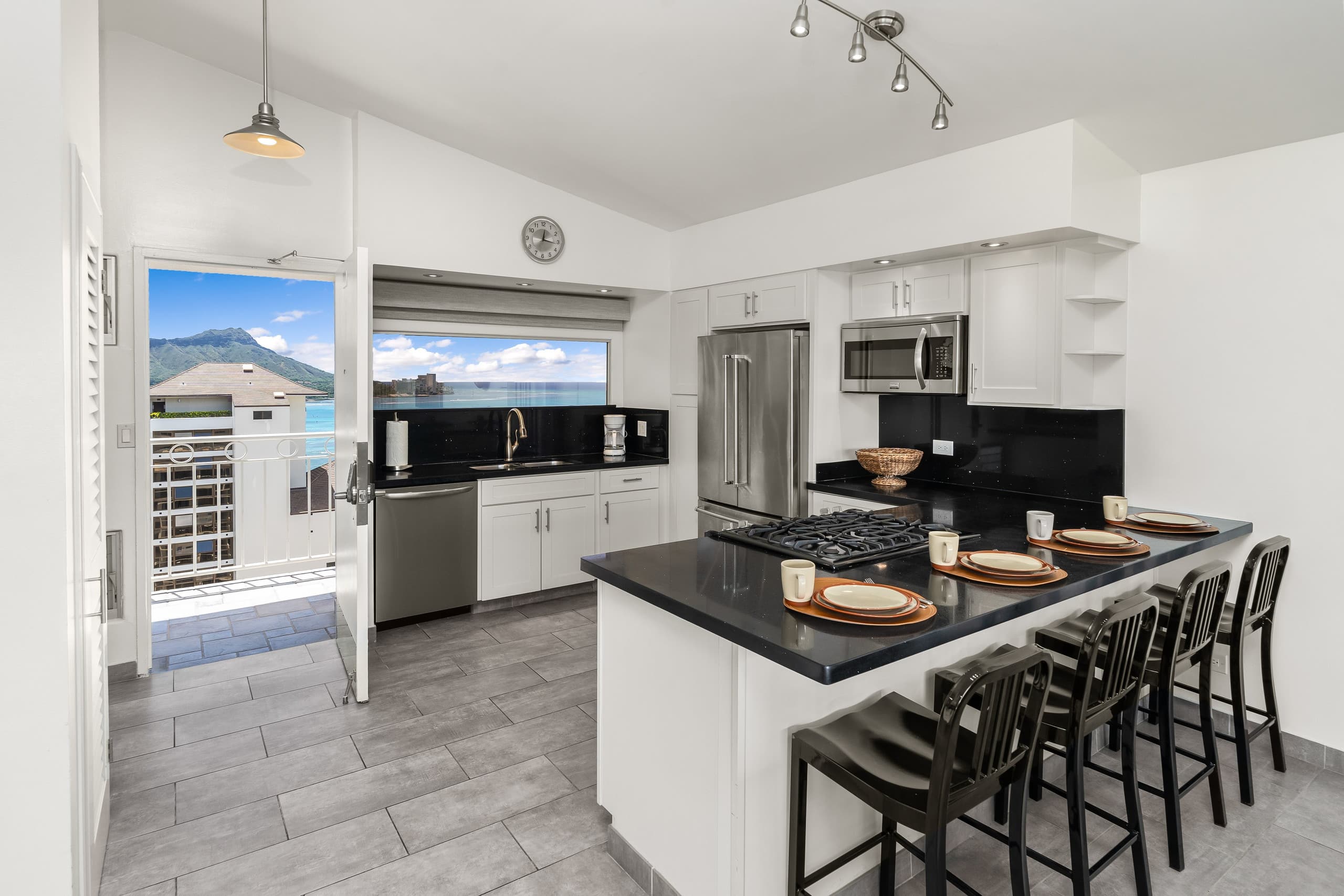 Condo in Honolulu · ★5.0 · 1 bedroom · 2 beds · 2 private baths - Image 8