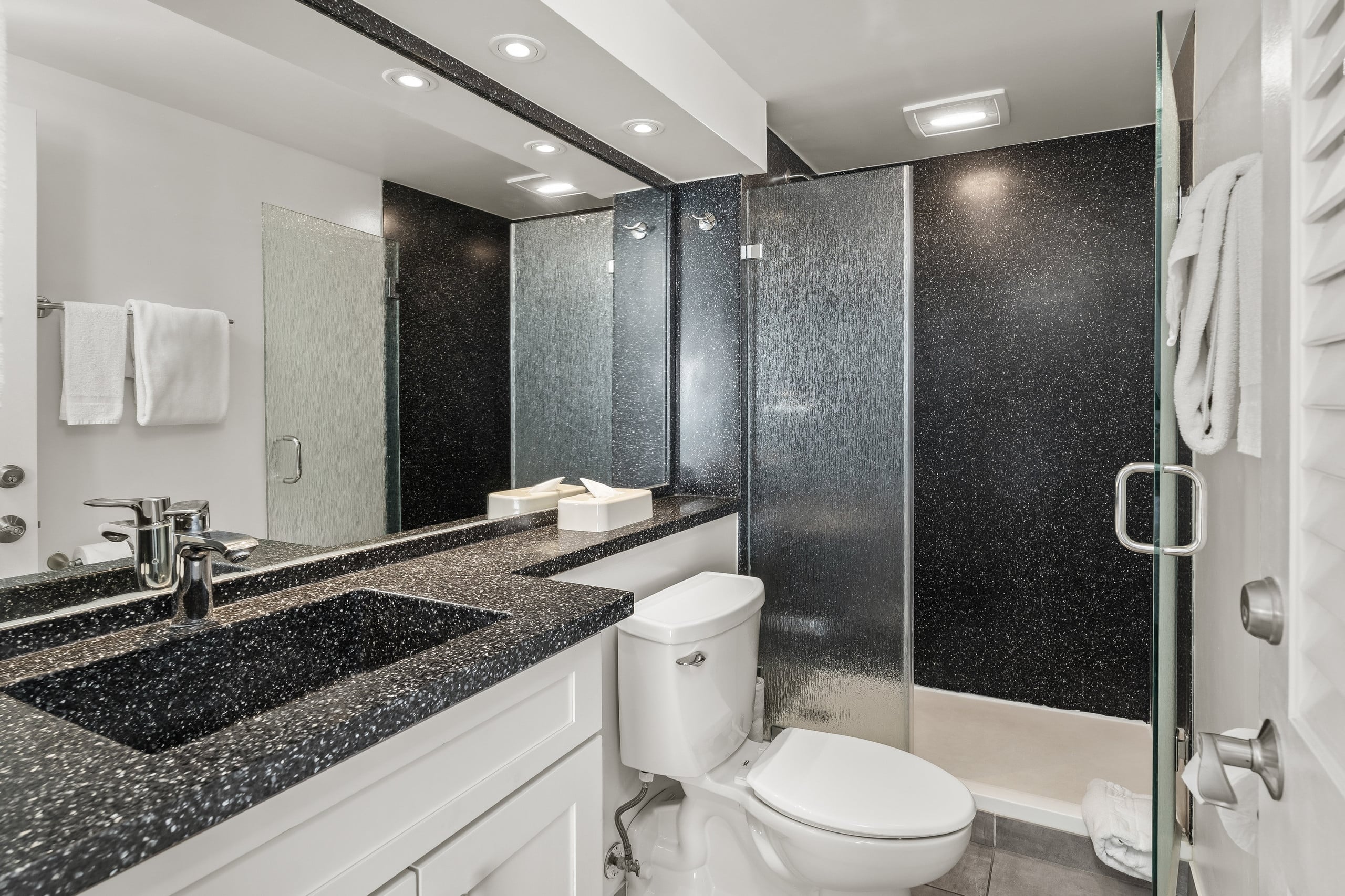 Condo in Honolulu · ★5.0 · 1 bedroom · 2 beds · 2 private baths - Image 17