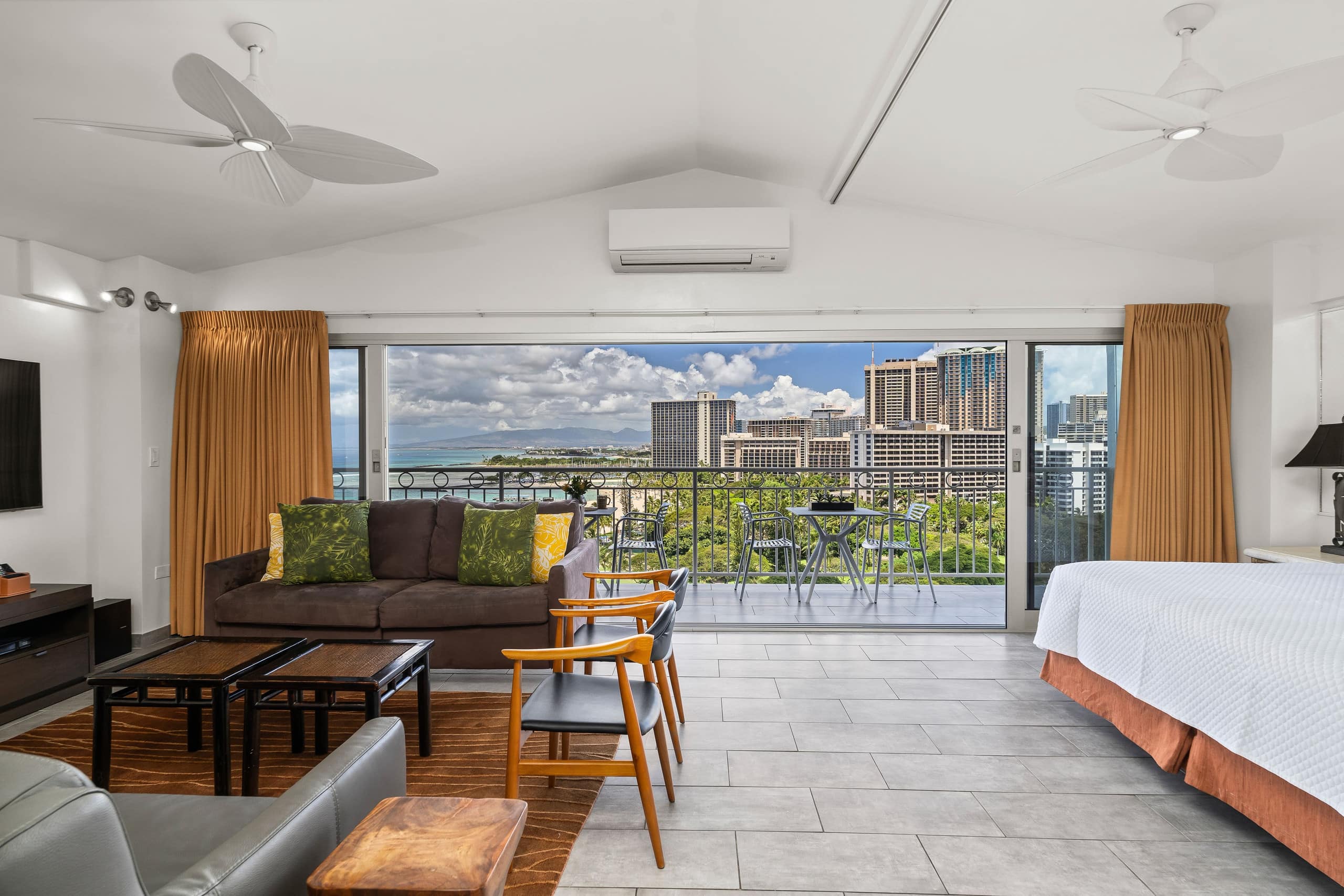 Condo in Honolulu · ★5.0 · 1 bedroom · 2 beds · 2 private baths - Image 5