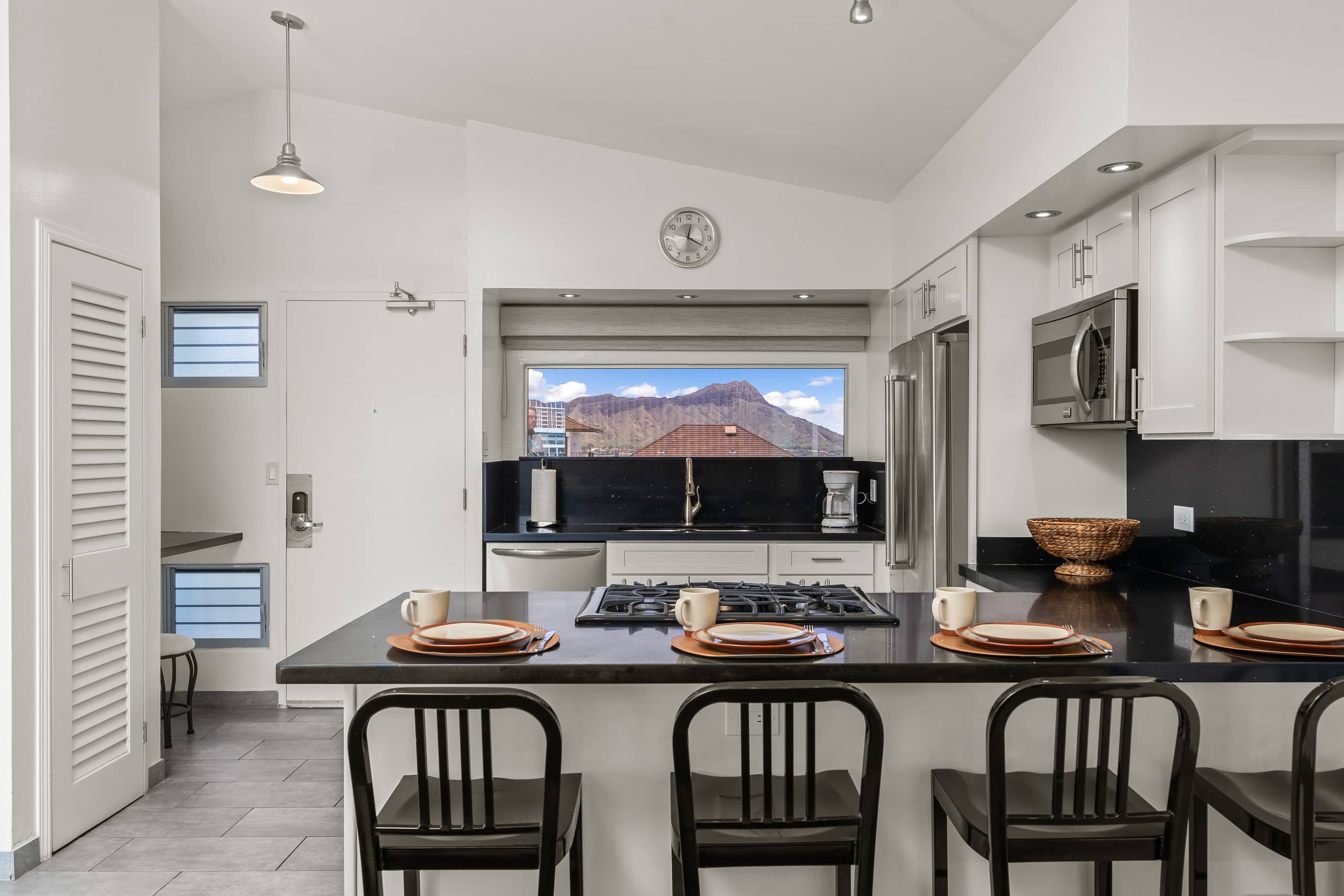 Condo in Honolulu · ★5.0 · 1 bedroom · 2 beds · 2 private baths - Image 10