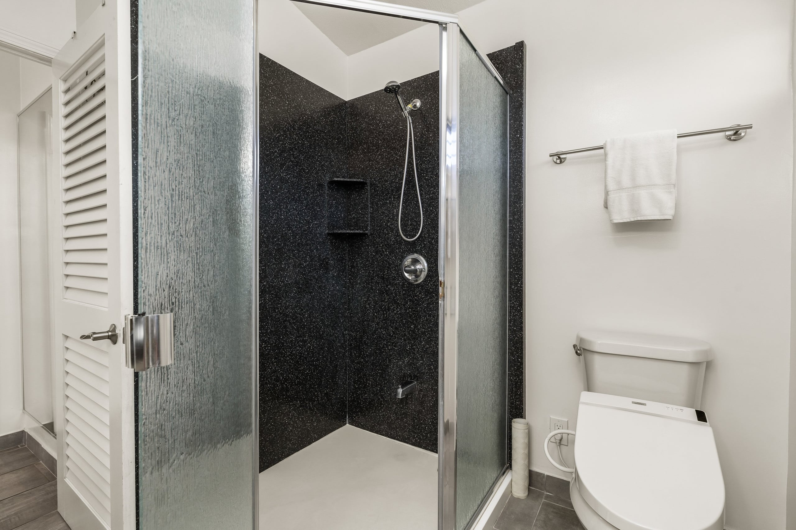 Condo in Honolulu · ★5.0 · 1 bedroom · 2 beds · 2 private baths - Image 16
