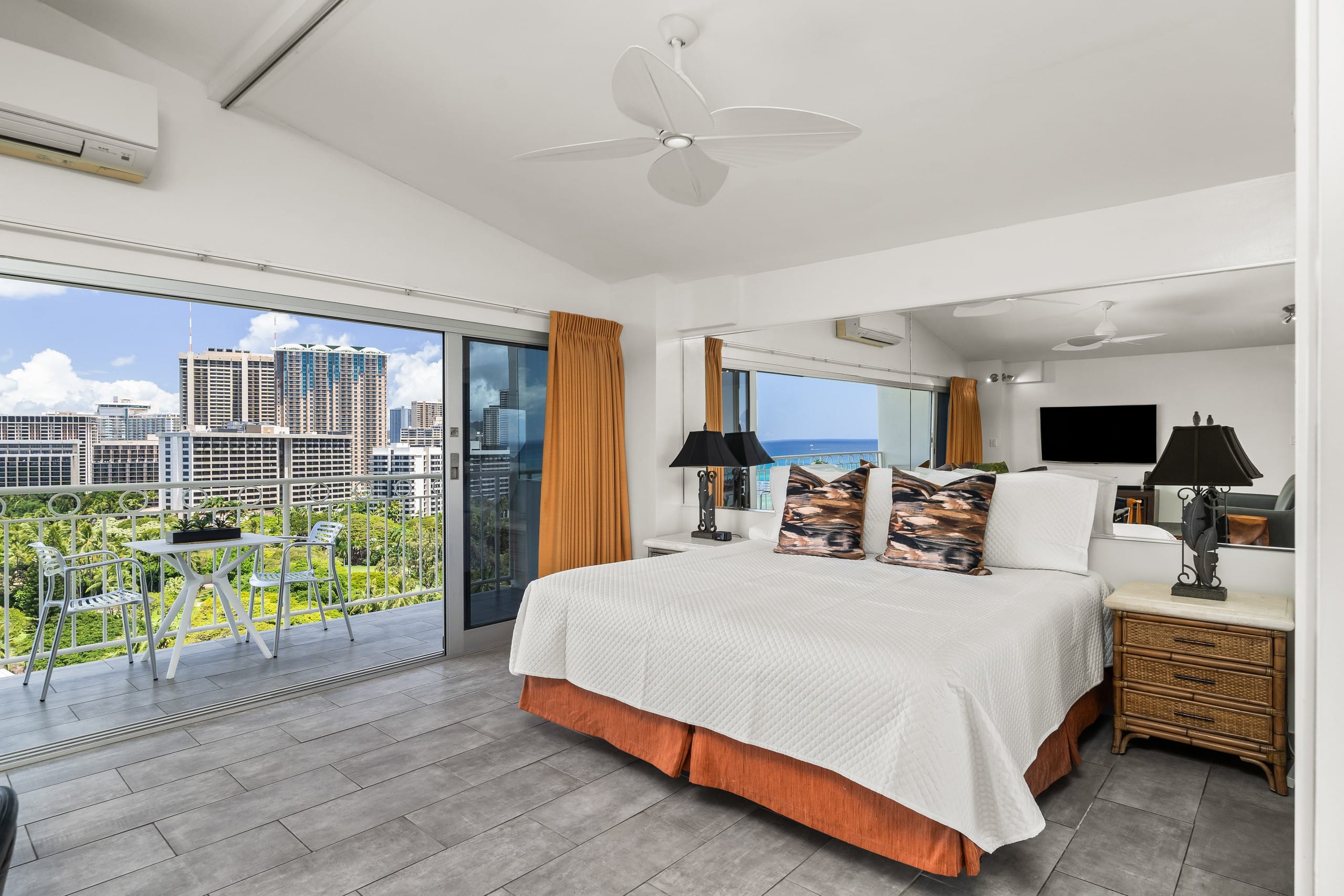 Condo in Honolulu · ★5.0 · 1 bedroom · 2 beds · 2 private baths - Image 2